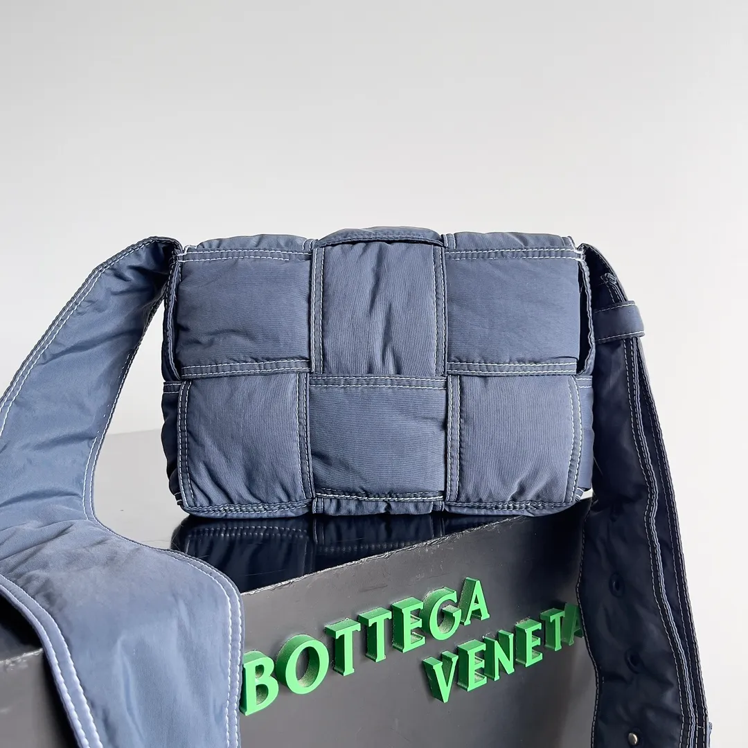 Batch 1400 BOTTEGA VENETA space down bag comes in small size🤩🤩Same size for men and women, super good-looking, air down is light and unique, nylon material makes the overall texture of the bag, really versatile and practical. Style number: 795675 (755182) Size: 23*14*7.5cm